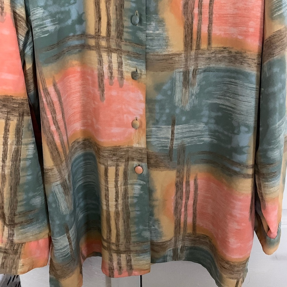 Women’s vintage blouse…item can be worn OVERSIZED!